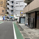 カフェ・鈴木 - 奥に見えていますがここが一番近いパーキング。右手には分かりにくいですが入口が。