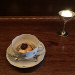 カフェ・鈴木 - 30秒以内で召し上がれ。上は餡子です!絶妙な美味しさでした。