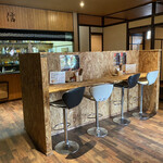 Izakaya Shin - 店内をパシャはカウンター席
                      小上がりのテーブル席多い