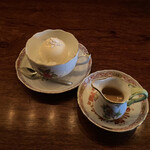 カフェ・鈴木 - アフォガード。カップが素敵！このお店のインテリアに合わせてモダンな物を揃えても良さそうですが、わざハズシにかかってますね！にくいね！