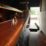 カフェ・鈴木 - バーのような店内。本来なら真っ暗です。