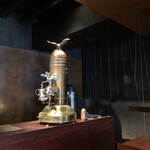 カフェ・鈴木 - かっこいいコーヒーマシン。このお店の屋台骨ですね！