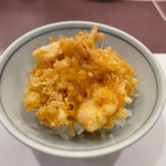 Tempura Shinjuku Tsuna Hachi - かき揚げはごはんの上に乗せて天つゆをサッとかけて、かき揚げ丼に。