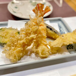 Tempura Shinjuku Tsuna Hachi - 海老2尾、イカ、野菜2品