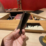 鮨 しみづ - まずは出来立てのシャリとワサビを海苔でまいて