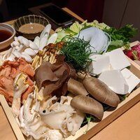 しゃぶ輝 黒毛和牛しゃぶしゃぶ・すき焼き専門店 新橋店 - キノコと野菜の盛り合わせ