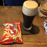 麹町いづみや しろ - ⑥ 黒生ビール¥430、カルビーかっぱえびせん¥50