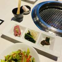 黒毛和牛焼肉きっしゃん 北新地店 - お付き出し（肉寿司、ナムル、しぐれ煮）