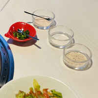 黒毛和牛焼肉きっしゃん 北新地店 - ニラ？と、三種の塩（辛い塩、まろやかな塩、ガーリックなど混ぜた塩←こんな説明でした）