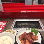 Yakiniku No Watami - この赤いレーンでトレイごと運ばれてくる