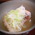 勢麟 - 甘鯛の酒蒸し。このお出汁もたまらん美味しさでした。上には、お友達の葱。これがまた甘くて美味しい。この後、生のまま齧らせていただきましたが、マジ甘いです。購入したい♡