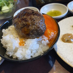 sute-kitohamba-gunoomisebanketto - ご飯の上にハンバーグ、その上に卵黄、ってやりたかったのですが‥｡°(°´ᯅ`°)°｡