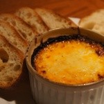 お通しのジビエグラタンとバケット。