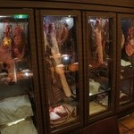 ラ・ブーシェリー・デュ・ブッパ - ぶら下がる熟成肉たち。