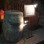 ラ・ブーシェリー・デュ・ブッパ - 地下のジビエワールドへの入り口。