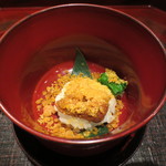 帰燕 - もち米の上に塩水ウニが乗り、カラスミのパウダーが。