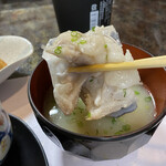 民宿 大島 - 味噌汁にヒラスのアラはデカい