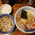 麺屋 悠 - 味玉つけそば醤油（900円）を無料の大盛、さらにサービスのライスを付けた!