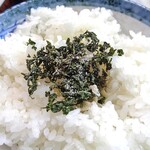 丸八食堂 - ご飯にサンショウの葉とジャコの塩煎りをのせて