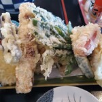 まさか - ウインナー、かしわてん、かぼちゃ、三つ葉、かき揚げ、竹輪、舞茸、なす、さつまいもです〰️‼️