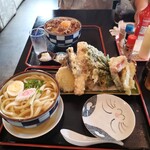 まさか - 牛肉ぶっかけうどんとミニ天ぷらうどんです〰️‼️