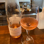 LANBRoA - スペイン・バスク地方の微発砲のワイン。トロピカルでフルーツの香りが余韻に長く残ります✨