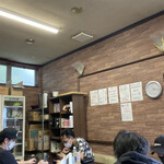 Menzuramempanchi - 店内はカウンター6席、テーブルは中2小1でおよそ16人程座れそう。