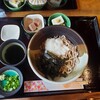 祖谷そば もみじ亭 - 祖谷そば 山かけぶっかけ¥980、上の方にあるのは岩豆腐と染み蒟蒻みたいな こんにゃく