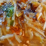 進来軒 - モヤシソバ、具アップ(胡椒、ラー油いっぱい)