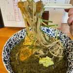 麺哲支店 麺野郎 - メカブ:鶏の漬けに卵を絡ませて