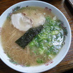 「ラーメン」４３０円 コクで食わせるゆったり感が心地よく、地味だが完成度が高い。