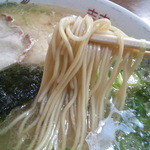 幸龍 - 細麺ｽﾄﾚｰﾄで、断面はｴｯｼﾞの削れた感じのｽｸｴｱ形、加水率は中低級。