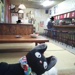 幸龍 - Ｌ字カウンター、小上がりの座敷の構成。手前はこっさんの恋人ｗｗ