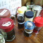 幸龍 - 卓上には紅ｼｮｳｶﾞ、おろしﾆﾝﾆｸ、粒ｺﾞﾏ、ｺｼｮｳ、ﾗｰ油、酢、醤油、一味、ｿｰｽ、とんかつｿｰｽあり