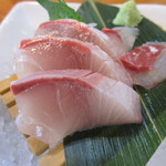 活魚料理一徳 - 刺身２点盛り。白い器に敷き詰められた氷は嬉しい気遣い。