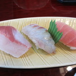 活魚料理一徳 - にぎり寿司３カン