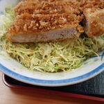 とんかつぎん亭 - 「とんかつ　ぎん亭」の「ソースカツ丼 ヒレ」。キャベツがぎっしり