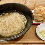 プラチナウドン 稲庭手業うどん アキタ - 「野菜かき揚げうどん（温）」980円也。税込。