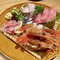 魚の中俣 銀座 - 朝獲れ鮮魚のお刺身五点盛り：鮫カレイ、〆鯖、真鯛、牡丹海老、鮪