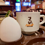 フジカフェ - ゆで卵と店名入りのカップ