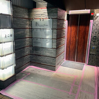 天冨良 よこ田 - ビルの3階が店舗です