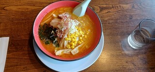 Menshuan Komatsu - 辛味噌ラーメン。具はコーン、メンマ、ネギ、ワカメ、チャーシュー2枚。麺は細麺と太麺好きな方を選べます。辛味噌とはなっているものの極端に辛くはなく、程よい辛さの味噌ラーメンだと思います。880円。