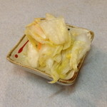 キッチンふるはし - お酒を注文するといただけるお通しの白菜の漬物。２０１３年３月