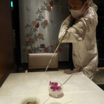 四川豆花飯荘 - 茶芸師のパフォーマンス