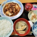 ぺん - 肉豆腐定食（生卵付き）980円