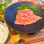 Kome Enishi - 黒毛和牛の出汁ローストビーフ
      出汁をかけて、「出汁しゃぶ」で頂きます。