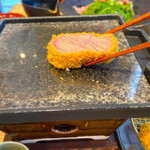 Kome Enishi - 熱した石板で軽く焼きます。
                        軽くですよ、軽くね。