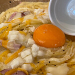 Namapasutasenmonten SPALA - ここで別皿の卵黄ちゃんを真ん中にポチョリと乗せてみる。
                        カルボナーラのコーデネート♪
                        カルボナーラはコーデネート( 'ω')?