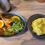 スープカレー ハーバー - 彩り野菜のチキンカレー（1,300円）。