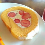 多根果実店 - ■苺のロールケーキ